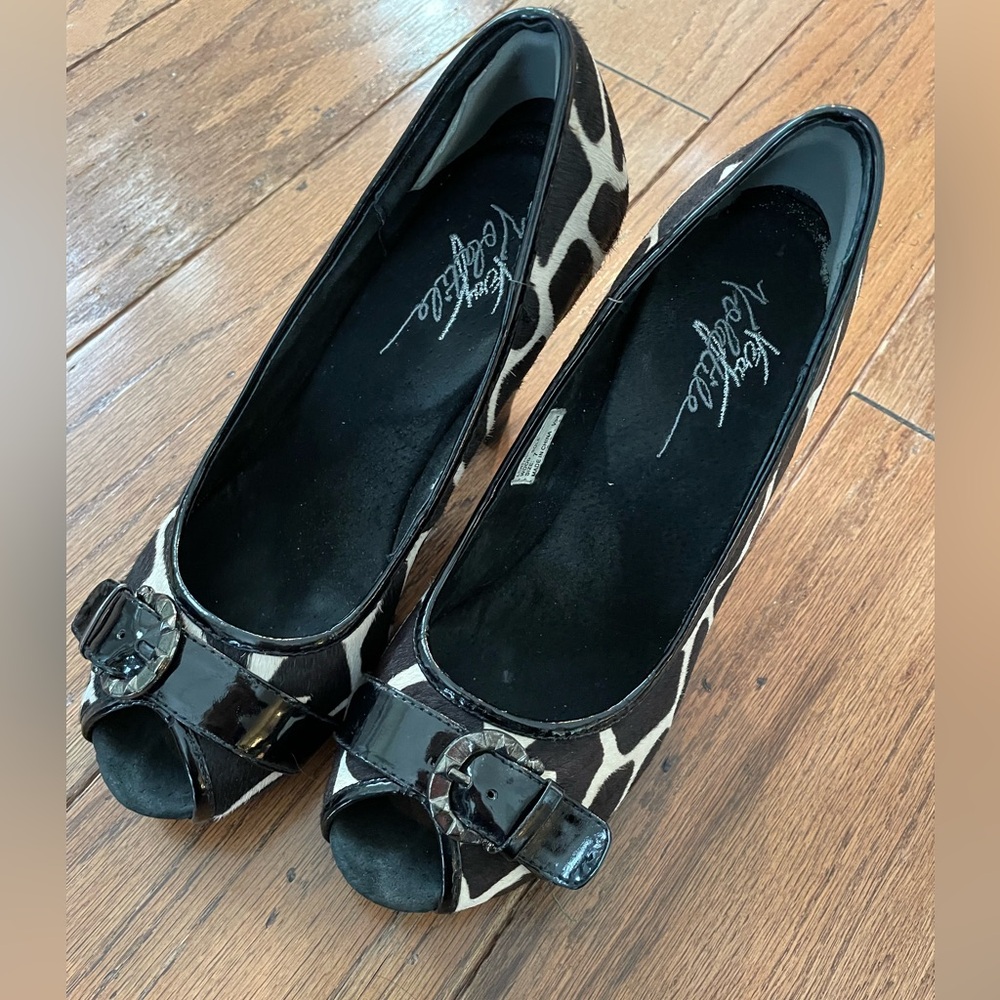 Very Volatile wildthing Animal black/giraffe 4 inch heel, size 7,